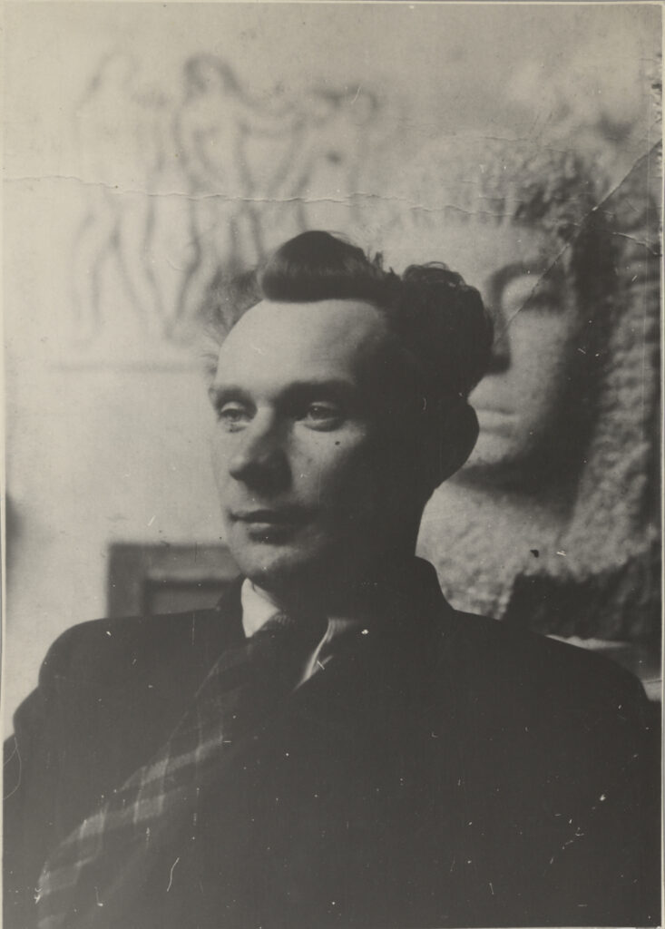 Antanas Samuolis, fone – Juozo Mikėno skulptūra „Moters portretas“, 1934. Jonavos kultūros centro krašto muziejus